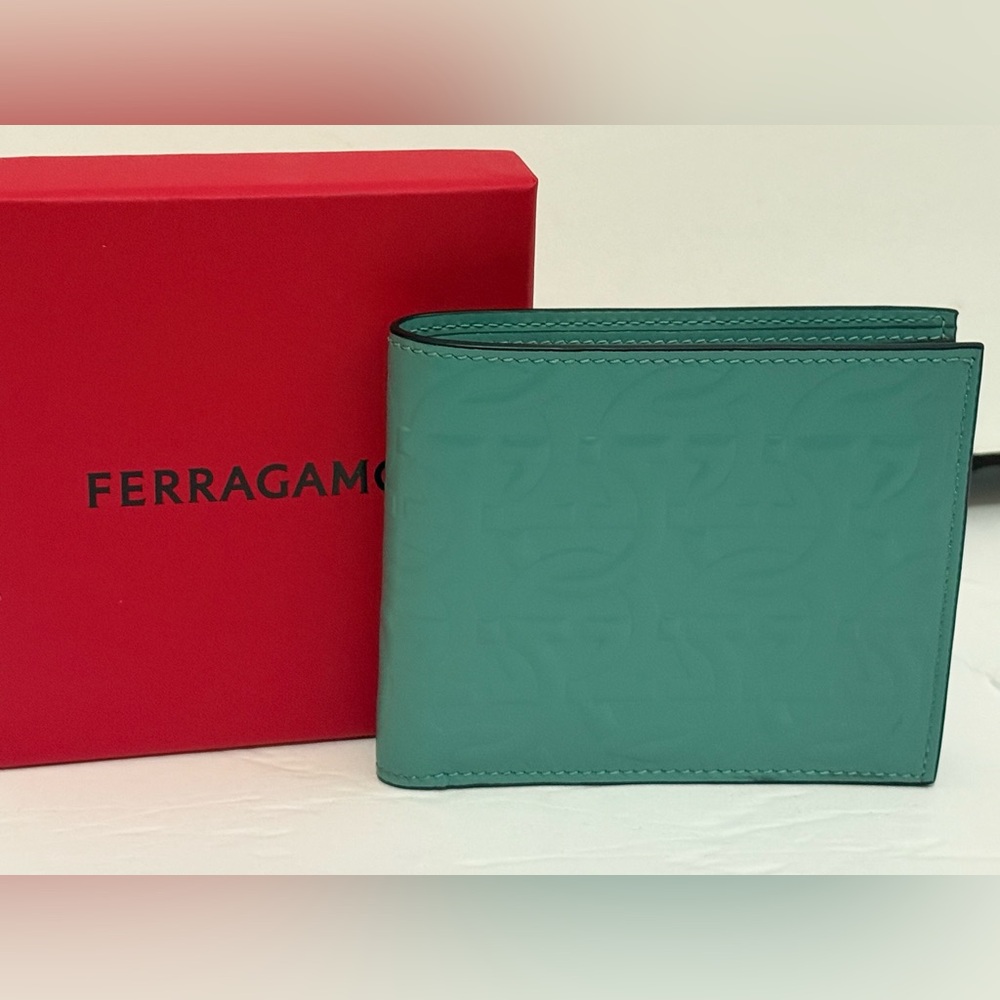 FERRAGAMO Authentic Bifold 
Gancini Embossed Leather Mens 
Wallet